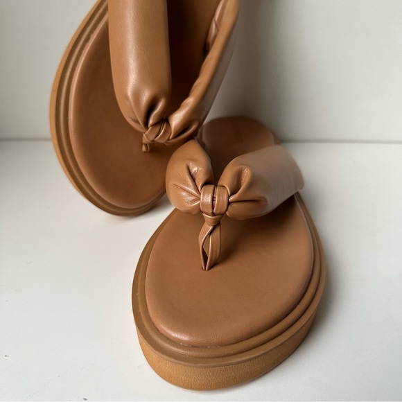 old navy tan Thong Platform Sandals - Picture 3 of 13